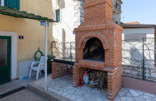 Opuzen House | Amazing home in Opuzen with kitchen