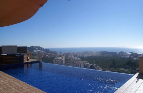Almunecar Villa | Amazing home,infinity pool,outdoor jacuzzi,indoor and outdoor cinema,very sunny.