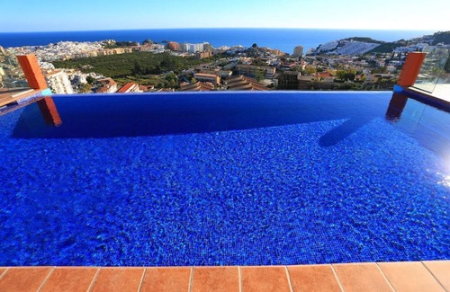 Almunecar Villa | Amazing home,infinity pool,outdoor jacuzzi,indoor and outdoor cinema,very sunny.