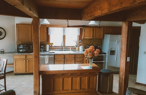 Elizabeth House | amazing house, with10 mile views, on 300 acres near Galena Territory. Hot tub.