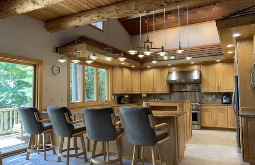 Marcell Cabin | Amazing Lake Home/Movie Theater/Game Room/Bar/3 Decks/Sandy Beach/Privacy