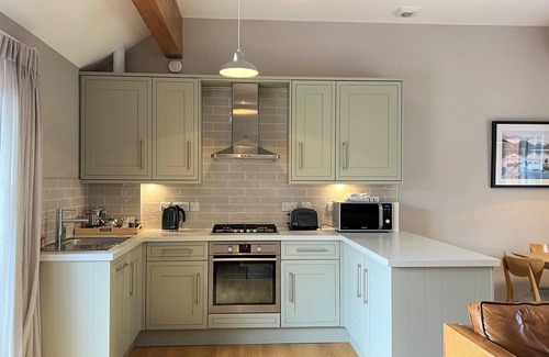 Canford Cliffs Apartment | Amazing Location! Luxury 2 bed family apartment near Sandbanks - 400m to beach!