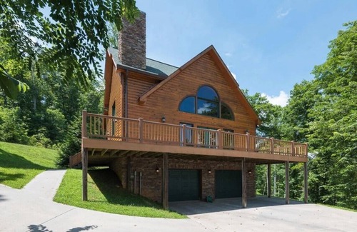 Rock Harbor Cabin | Amazing log and stone home with a mountain setting and view of Norris Lake!