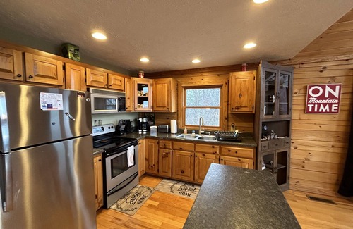 Fancy Gap Cabin | AMAZING Log Cabin off Blue Ridge Parkway with Mountaintop Views over Mt Airy