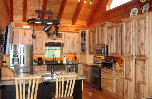 Boomer Cabin | Amazing Log home with breath taking mountain views! Mins from Kerr Scott Lake