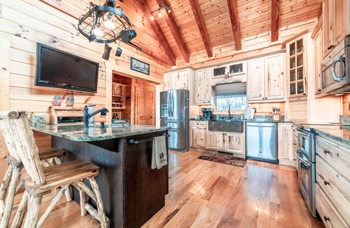 Boomer Cabin | Amazing Log home with breath taking mountain views! Mins from Kerr Scott Lake