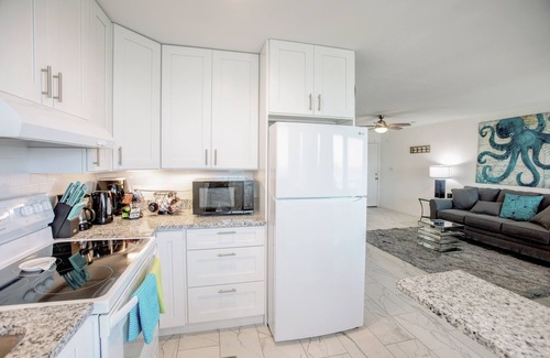 Bolongo Bay Condo | Amazing ocean view condo walking distance to Bolongo beach.