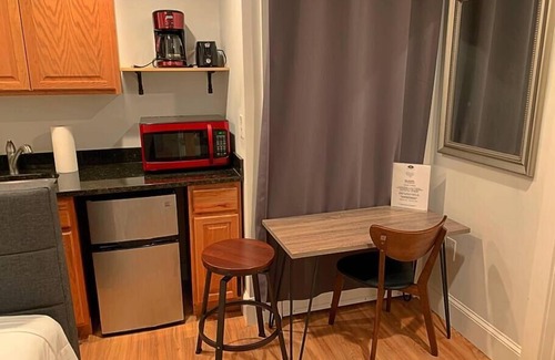 North End Apartment | Amazing price and location/parking -North End (M1S)
