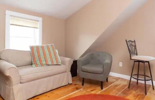 Portsmouth House | Amazing remodeled house that sleeps 11! Walk to downtown Portsmouth and park 8+