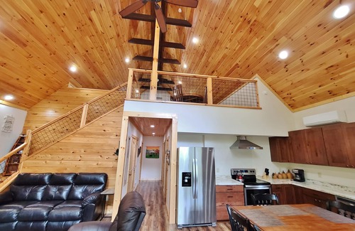 Franklin House | Amazing RIVERFRONT Cabin.