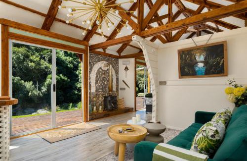 Ruiterbos House | Amazing Riverside Retreat with Hot Tub & EcoPool
