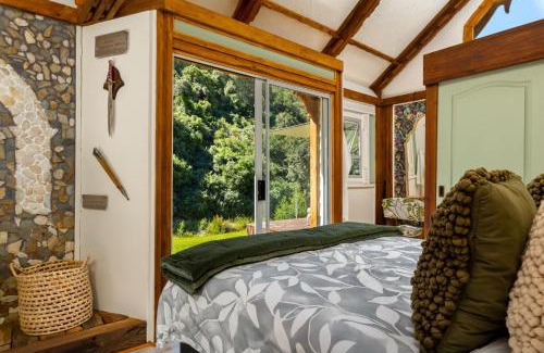 Ruiterbos House | Amazing Riverside Retreat with Hot Tub & EcoPool