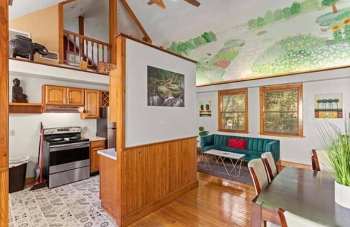 Duckpond Apartment | Amazing townhome downtown walk to restaurants, bars and Depot Park.