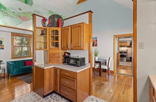Duckpond Apartment | Amazing townhome downtown walk to restaurants, bars and Depot Park.