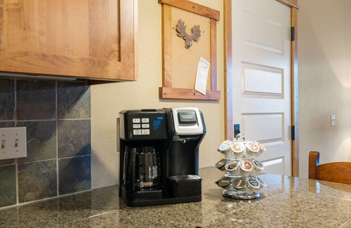 Kellogg Condo | Amazing Unit! Sleeps 5. Swim or Ski out your front door. On site at Silver Mt.