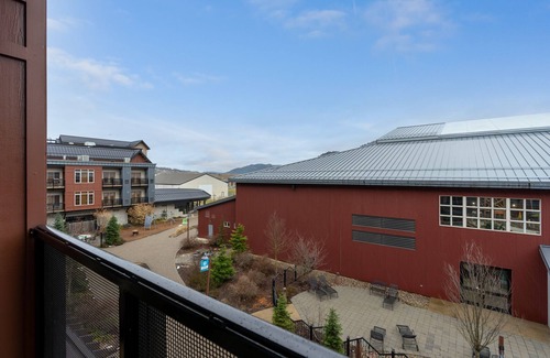 Kellogg Condo | Amazing Unit! Sleeps 5. Swim or Ski out your front door. On site at Silver Mt.