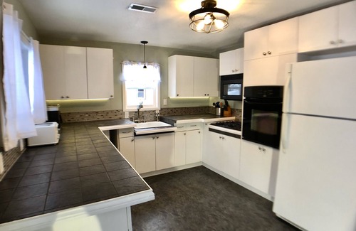 St. Helen House | Amazing Updated Retreat with Fully Stocked All Seasons Game Room!