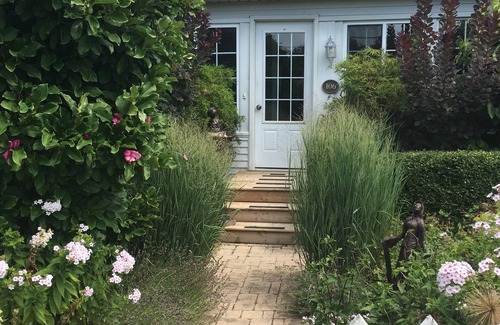 Port Rowan House | Amazing view, heated pool, gardens, beach, trails, wineries, shops & restaurants