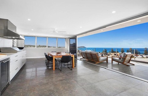 Wamberal House | Amazing Views and Short Walk To Beach