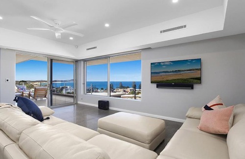 Wamberal House | Amazing Views and Short Walk To Beach