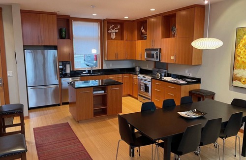 Hood River House | AMAZING VIEWS at this beautiful modern townhome in downtown Hood River, sleeps 6