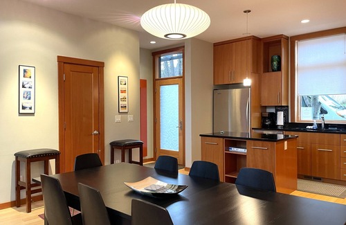 Hood River House | AMAZING VIEWS at this beautiful modern townhome in downtown Hood River, sleeps 6