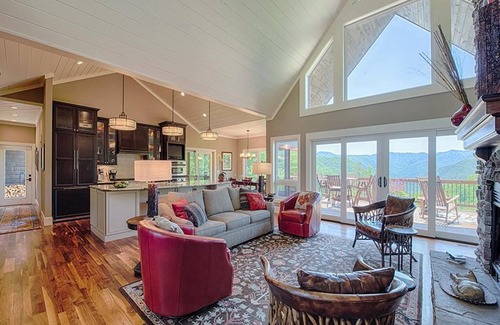 Cataloochee Ranch House | Amazing VIEWS! Hot Tub, WIFI, Fire Pit, 12' Shuffleboard table! Chef's kitchen.