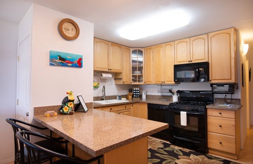 Ualapue Condo | Amazing waterfront condo with ocean views, shared pool, balcony, & grill