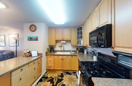 Ualapue Condo | Amazing waterfront condo with ocean views, shared pool, balcony, & grill