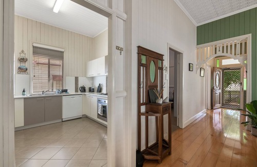 South Toowoomba House | Ambiente Cottage - Pet and Family Friendly.
