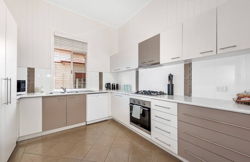 South Toowoomba House | Ambiente Cottage - Pet and Family Friendly.