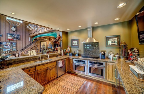 Lakeside Cabin | AMEN RANCH, WITH ACCOMMODATIONS UP TO 26 PEOPLE