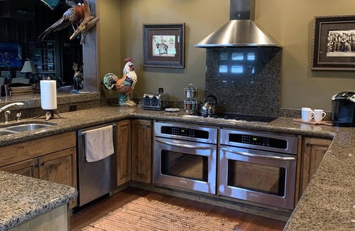 Lakeside Cabin | AMEN RANCH, WITH ACCOMMODATIONS UP TO 26 PEOPLE