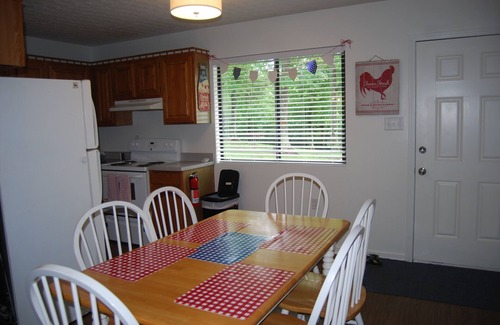 Russell Springs Cabin | Americana Jacuzzi Lake View family Cabin3/4 mile to marina WIFI- NO CLEANING FEE