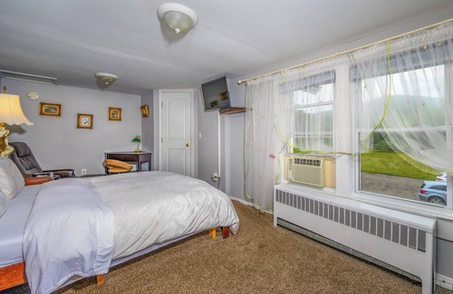 Maplecrest Bed & Breakfast | Americana Room. Elegant room with a King-Size bed, en suite bathroom, and mountain views. Sleeps 2. A gourmet breakfast is FREE and served fresh each morning. Americana Room is located on the second floor of Mountain Treasure Bed and Breakfast