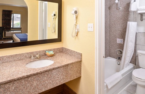 MacGregor Hotel | Americas Best Value Inn Medical Center Downtown