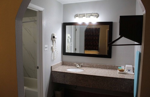 MacGregor Hotel | Americas Best Value Inn Medical Center Downtown
