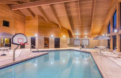 Monona Hotel | AmericInn by Wyndham Madison South