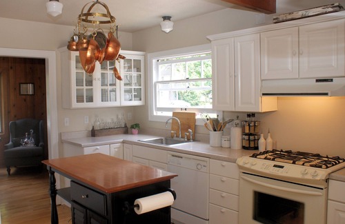 Amity House | AMITY WINE COTTAGE – Wonderful Vintage Charm and Décor in Oregon Wine Country