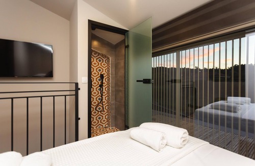 Polichrono House | Amoessa Boutique