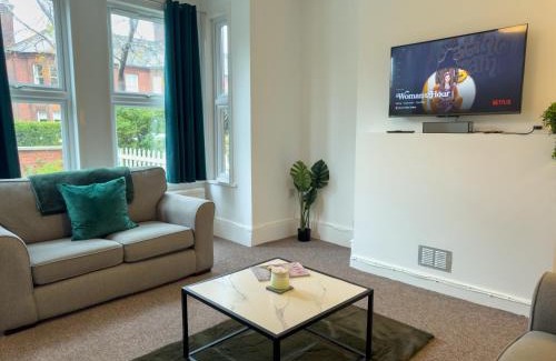 Norwich House | Amorly House - Sleeps 8 Free Permit Parking Big Spacious With Games Room