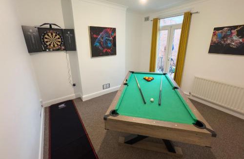 Norwich House | Amorly House - Sleeps 8 Free Permit Parking Big Spacious With Games Room