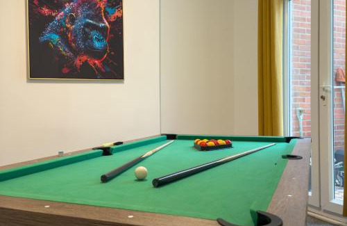 Norwich House | Amorly House - Sleeps 8 Free Permit Parking Big Spacious With Games Room