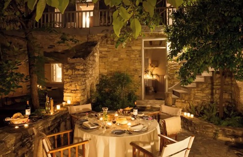 Pano Lefkara House | AMPLE PLACES Polytimo HousenTraditional house in the center of Lefkara village