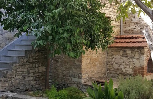 Pano Lefkara House | AMPLE PLACES Polytimo HousenTraditional house in the center of Lefkara village