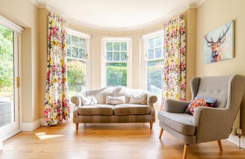 Cramond Bridge Villa | Amulree, Edinburgh City