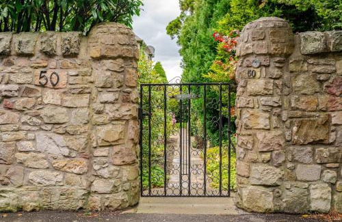 Cramond Bridge Villa | Amulree, Edinburgh City