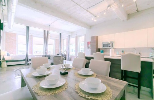 Downtown Dallas Apartment | Amyfinehouse |Modern 3BR Loft |Pool+Convention Ctr