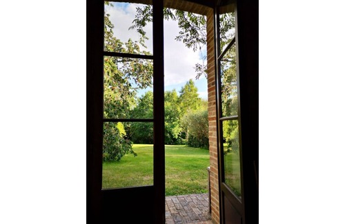 Saint-Martin-des-Pezerits Cottage | An authentic Percheron house: fireplace, beams, terracotta floor tiles, a large park