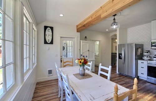 Roslyn House | An authentic downtown Roslyn home! Walk everywhere, pets welcome!